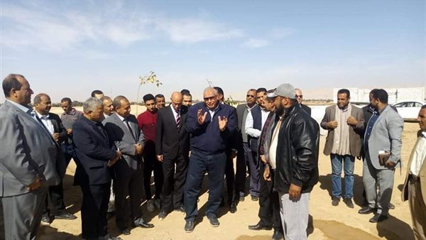الوادي الجديد اليوم.. «الزملوط» يتفقد مشروع إنتاج داجني بغرب الموهوب